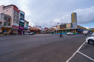 Da Lat, Viet Nam - 3 Haziran 2023: Sabah Da Lat Market 'ten, Da Lat şehrindeki trafik merkezi, Vietnam' ın turizm ve eğlence merkezlerinden biridir.