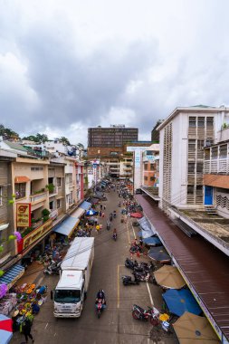 Da Lat, Viet Nam - 3 Haziran 2023: Sabah Da Lat Market 'ten, Da Lat şehrindeki trafik merkezi, Vietnam' ın turizm ve eğlence merkezlerinden biridir.