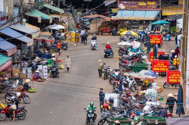 Da Lat, Viet Nam - 3 Haziran 2023: Sabah Da Lat Market 'ten, Da Lat şehrindeki trafik merkezi, Vietnam' ın turizm ve eğlence merkezlerinden biridir.