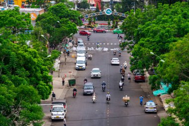 Da Lat, Viet Nam - 3 Haziran 2023: Sabah Da Lat Market 'ten, Da Lat şehrindeki trafik merkezi, Vietnam' ın turizm ve eğlence merkezlerinden biridir.