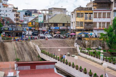 Da Lat, Viet Nam - 3 Haziran 2023: Sabah Da Lat Market 'ten, Da Lat şehrindeki trafik merkezi, Vietnam' ın turizm ve eğlence merkezlerinden biridir.