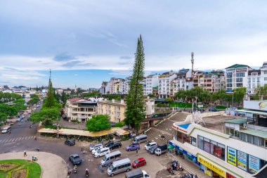 Da Lat, Viet Nam - 3 Haziran 2023: Sabah Da Lat Market 'ten, Da Lat şehrindeki trafik merkezi, Vietnam' ın turizm ve eğlence merkezlerinden biridir.