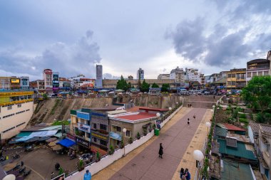 Da Lat, Viet Nam - 3 Haziran 2023: Sabah Da Lat Market 'ten, Da Lat şehrindeki trafik merkezi, Vietnam' ın turizm ve eğlence merkezlerinden biridir.