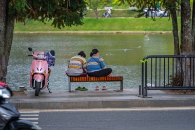 Da Lat, Viet Nam - 3 Haziran 2023: Da Lat Caddesi sabah, iki kadın sandalyede oturuyor. Da Lat Vietnam 'ın en güzel şehirlerinden biridir.