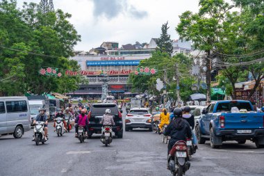 Da Lat, Viet Nam - 3 Haziran 2023: Sabah Da Lat Market 'ten, Da Lat şehrindeki trafik merkezi, Vietnam' ın turizm ve eğlence merkezlerinden biridir.