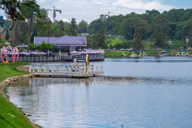 Da Lat, Viet Nam - 3 Haziran 2023: Xuan Huong Gölü 'nün güzel sabahı, Da Lat şehir merkezi, Lam Dong bölgesi, Vietnam. Bu güzel göl, sabah egzersizi için mükemmel bir yer..