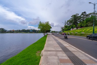 Da Lat, Viet Nam - 3 Haziran 2023: Xuan Huong Gölü 'nün güzel sabahı, Da Lat şehir merkezi, Lam Dong bölgesi, Vietnam. Bu güzel göl, sabah egzersizi için mükemmel bir yer..