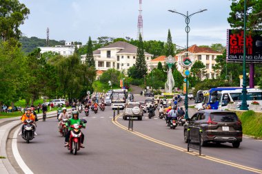 Da Lat, Viet Nam - 3 Haziran 2023: Xuan Huong Gölü 'nün güzel sabahı, Da Lat şehir merkezi, Lam Dong bölgesi, Vietnam. Bu güzel göl, sabah egzersizi için mükemmel bir yer..