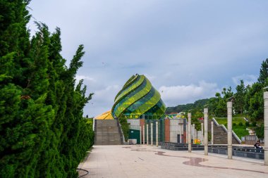 Da Lat, Viet Nam - 3 Haziran 2023: Enginar çiçeklerinin mimari çalışmaları, Vietnam 'daki Xuan Huong Gölü kıyısındaki Lam Vien Meydanı' ndaki Da Lat şehrinde ikonik.