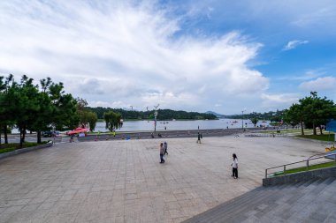 Da Lat, Viet Nam - 3 Haziran 2023 Xuan Huong Gölü kıyısındaki Lam Vien meydanının güzel sabahı. Vietnam 'da Da Lat, binlerce turistin uğrak yeridir..