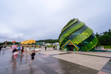 Da Lat, Viet Nam - 3 Haziran 2023: Enginar çiçeklerinin mimari çalışmaları, Vietnam 'daki Xuan Huong Gölü kıyısındaki Lam Vien Meydanı' ndaki Da Lat şehrinde ikonik.