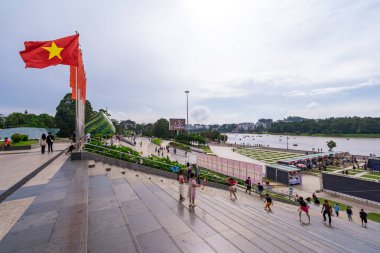 Da Lat, Viet Nam - 3 Haziran 2023: Enginar çiçeklerinin mimari çalışmaları, Vietnam 'daki Xuan Huong Gölü kıyısındaki Lam Vien Meydanı' ndaki Da Lat şehrinde ikonik.