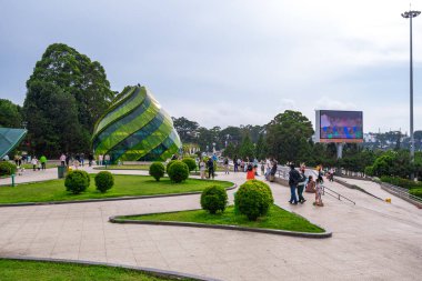 Da Lat, Viet Nam - 3 Haziran 2023: Enginar çiçeklerinin mimari çalışmaları, Vietnam 'daki Xuan Huong Gölü kıyısındaki Lam Vien Meydanı' ndaki Da Lat şehrinde ikonik.