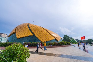 Da Lat, Viet Nam - 3 Haziran 2023: DaLat Opera Binası, Vietnam 'da Xuan Huong Gölü' nün kıyısındaki Lam Vien Meydanı 'ndaki Da Lat şehrinde sembolik..