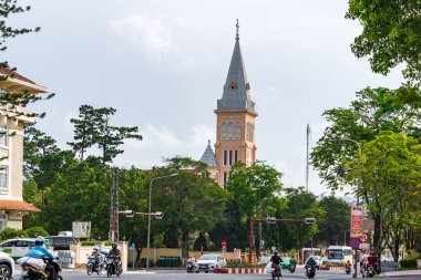 Da Lat, Viet Nam - 3 Haziran 2023: Da Lat Katedrali, mavi gökyüzü arka planında tavuğun katedrali, Da Lat şehrinde, Lam Dong, Vietnam