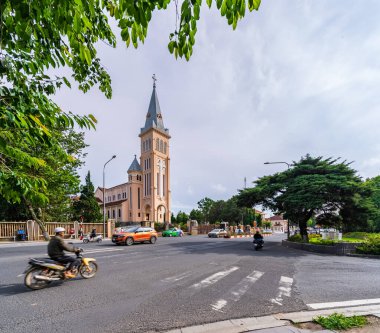 Da Lat, Viet Nam - 3 Haziran 2023: Da Lat Katedrali, mavi gökyüzü arka planında tavuğun katedrali, Da Lat şehrinde, Lam Dong, Vietnam