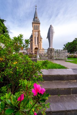 Katedral tavuğu. Bu ünlü antik mimari, turistleri her yıl Da Lat, Vietnam 'da ruhani kültüre çekiyor..