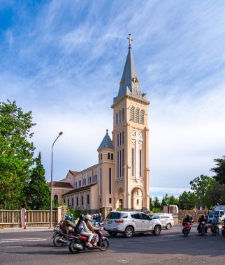 Da Lat, Viet Nam - 3 Haziran 2023: Da Lat Katedrali 'ne doğru bakan, Lam Dong ilinin Da Lat şehrinde yer alan yeşil bir yoldaki Tavuk Kilisesi. Vietnam 'daki turizm şehri.