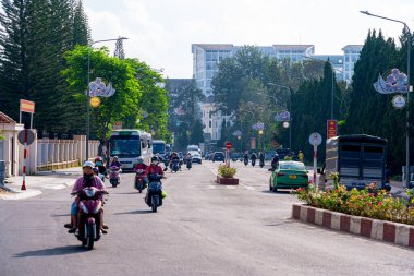 Da Lat, Viet Nam - 3 Haziran 2023: Sokaktan Da Lat şehrinin harika manzarası. Da Lat şehrinin kaliteli fotoğrafı. Da Lat şehri ünlü bir turizm merkezidir..