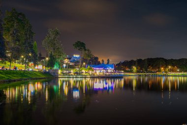 Da Lat, Viet Nam - 3 Haziran 2023: Xuan Huong Gölü (Da Lat şehri, Lam Dong bölgesi, Vietnam) güzel bir gecede.