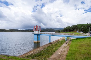 Da Lat, Viet Nam - 4 Haziran 2023: Tuyen Lam Gölü çevresindeki birçok çam ormanı. Tuyen Lam Gölü, Dalat 'ta büyük bir göldür. Bu tüm şehrin güç kaynağı..