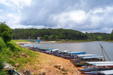 Da Lat, Viet Nam - 4 Haziran 2023: Tuyen Lam Gölü 'nde katamaranlar ve botlar. Tuyen Lam Gölü, Dalat 'ta büyük bir göldür..
