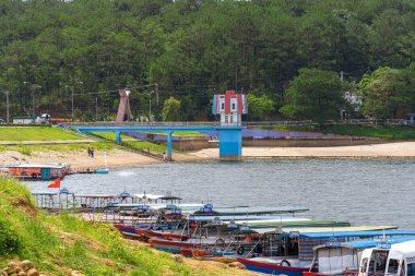 Da Lat, Viet Nam - 4 Haziran 2023: Tuyen Lam Gölü 'nde katamaranlar ve botlar. Tuyen Lam Gölü, Dalat 'ta büyük bir göldür..