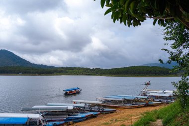 Da Lat, Viet Nam - 4 Haziran 2023: Tuyen Lam Gölü 'nde katamaranlar ve botlar. Tuyen Lam Gölü, Dalat 'ta büyük bir göldür..