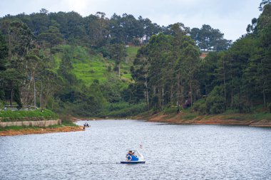 Da Lat, Viet Nam - 4 Haziran 2023: Tuyen Lam Gölü 'nde katamaranlar ve botlar. Tuyen Lam Gölü, Dalat 'ta büyük bir göldür..