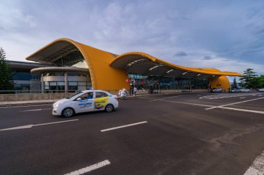 Da Lat, Viet Nam - 4 Haziran 2023: Lien Khuong uluslararası havaalanı ana görüntüsü. Mavi arka plandaki güzel sarı Da Lat havaalanı binası. 24 Şubat 1961 'de inşa edilmiş ve Güney Vietnam' daki en büyük ikinci uluslararası havaalanıydı.