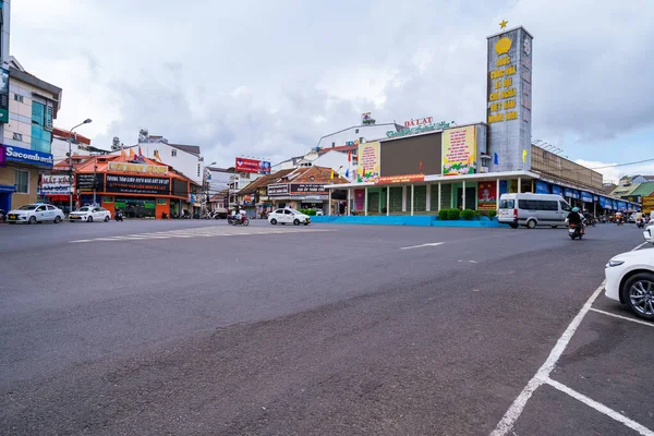 ベトナムのダラット 6月2023 朝のダラット市場からの眺め ダラット市の交通センターランドマーク ダラットは ベトナムの観光やエンターテイメント都市の一つです — ストック写真