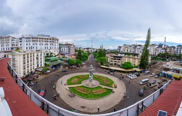 Da Lat, Viet Nam - 3 Haziran 2023: Sabah Da Lat Market 'ten, Da Lat şehrindeki trafik merkezi, Vietnam' ın turizm ve eğlence merkezlerinden biridir.