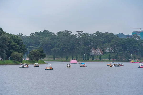 stock image Da Lat, Viet Nam - 3 June 2023: Beautiful morning by Xuan Huong Lake, Da Lat city center, Lam Dong province, Vietnam. This lovely lake is the perfect place for a morning exercise.