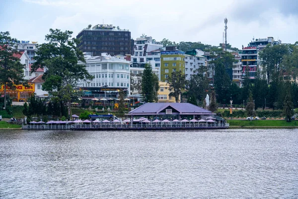 stock image Da Lat, Viet Nam - 3 June 2023: Beautiful morning by Xuan Huong Lake, Da Lat city center, Lam Dong province, Vietnam. Famous purple Thanh Thuy cafe