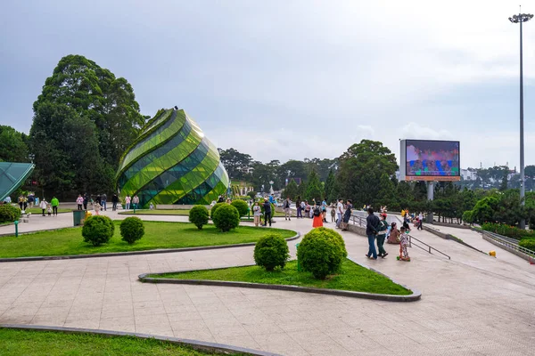 Da Lat, Viet Nam - 3 Haziran 2023: Enginar çiçeklerinin mimari çalışmaları, Vietnam 'daki Xuan Huong Gölü kıyısındaki Lam Vien Meydanı' ndaki Da Lat şehrinde ikonik.