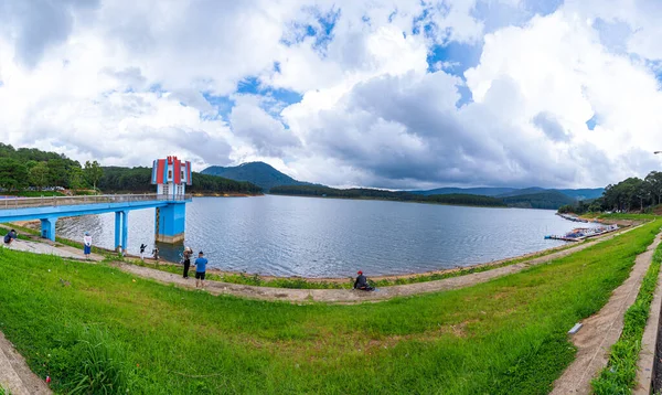 ベトナムのダラット 6月2023 トゥエンラム湖 湖周辺には多くの松林があります Tuyenラム湖ダラットの大規模な湖です これは街全体への電力供給だ — ストック写真