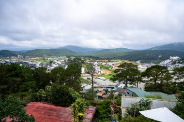 Platodaki küçük bir köyde sabah manzarası. Uzak bir sis, Da Lat, Vietnam 'ın eteklerinde gizlenmiş büyük bir evi kaplıyor.