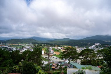 Platodaki küçük bir köyde sabah manzarası. Uzak bir sis, Da Lat, Vietnam 'ın eteklerinde gizlenmiş büyük bir evi kaplıyor.