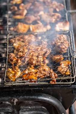 Izgara et kömürde canlı yayında. 