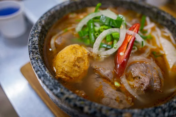 ベトナムのスパイシーな牛肉麺スープ ブンボフエ ベトナム料理 選択的焦点 — ストック写真
