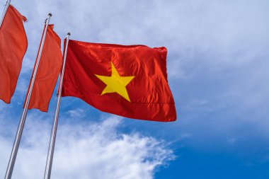 Vietnam bayrağı mavi gökyüzünde kırpma yolu ile izole edildi. Vietnam bayrağını dalgalandırın. Vietnam 'ın bayrak sembolleri.