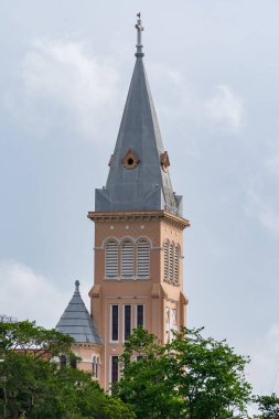 Da Lat Katedrali, tavuk Da Lat şehirde bulunan mavi gökyüzü arka plan üzerinde katedral, Lam Dong Eyaleti, Vietnam