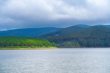 Tuyen Lam Gölü, gölün çevresinde birçok çam ormanı vardır. Tuyen Lam Gölü, Dalat 'ta büyük bir göldür. Bu tüm şehrin güç kaynağı..