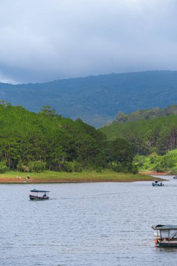Da Lat, Viet Nam - 4 Haziran 2023: Tuyen Lam Gölü 'nde katamaranlar ve botlar. Tuyen Lam Gölü, Dalat 'ta büyük bir göldür..