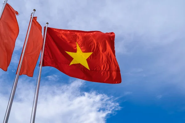 Vietnam bayrağı mavi gökyüzünde kırpma yolu ile izole edildi. Vietnam bayrağını dalgalandırın. Vietnam 'ın bayrak sembolleri.