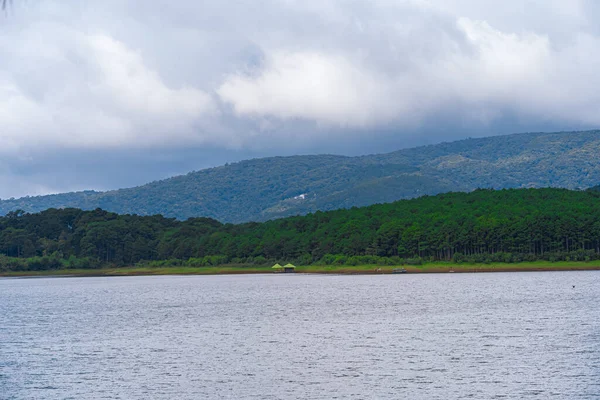 Tuyen Lam Lake Torno Lago São Muitas Florestas Pinheiros Lago — Fotografia de Stock