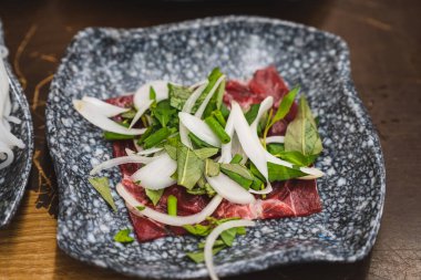 Bun Bo Hue, Bun Bo, Vietnam usulü etli şehriye çorbası. Bir kase sığır eti ve pirinç vermicelli çorbası, Vietnam, Hue 'da Vietnam eriştesi. Seçici odak