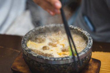 Bun Bo Hue, Bun Bo, Vietnam usulü etli şehriye çorbası. Bir kase sığır eti ve pirinç vermicelli çorbası, Vietnam, Hue 'da Vietnam eriştesi. Seçici odak