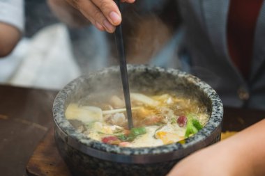 Bun Bo Hue, Bun Bo, Vietnam usulü etli şehriye çorbası. Bir kase sığır eti ve pirinç vermicelli çorbası, Vietnam, Hue 'da Vietnam eriştesi. Seçici odak