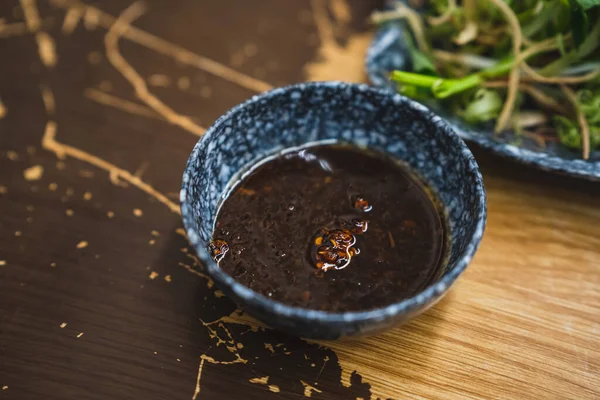 ブンボーフエ ブンボー ベトナムの牛肉麺スープ辛い ベトナムのフエにある牛肉 米の春雨スープ ベトナムの麺料理の石のボウル 選択的焦点 — ストック写真